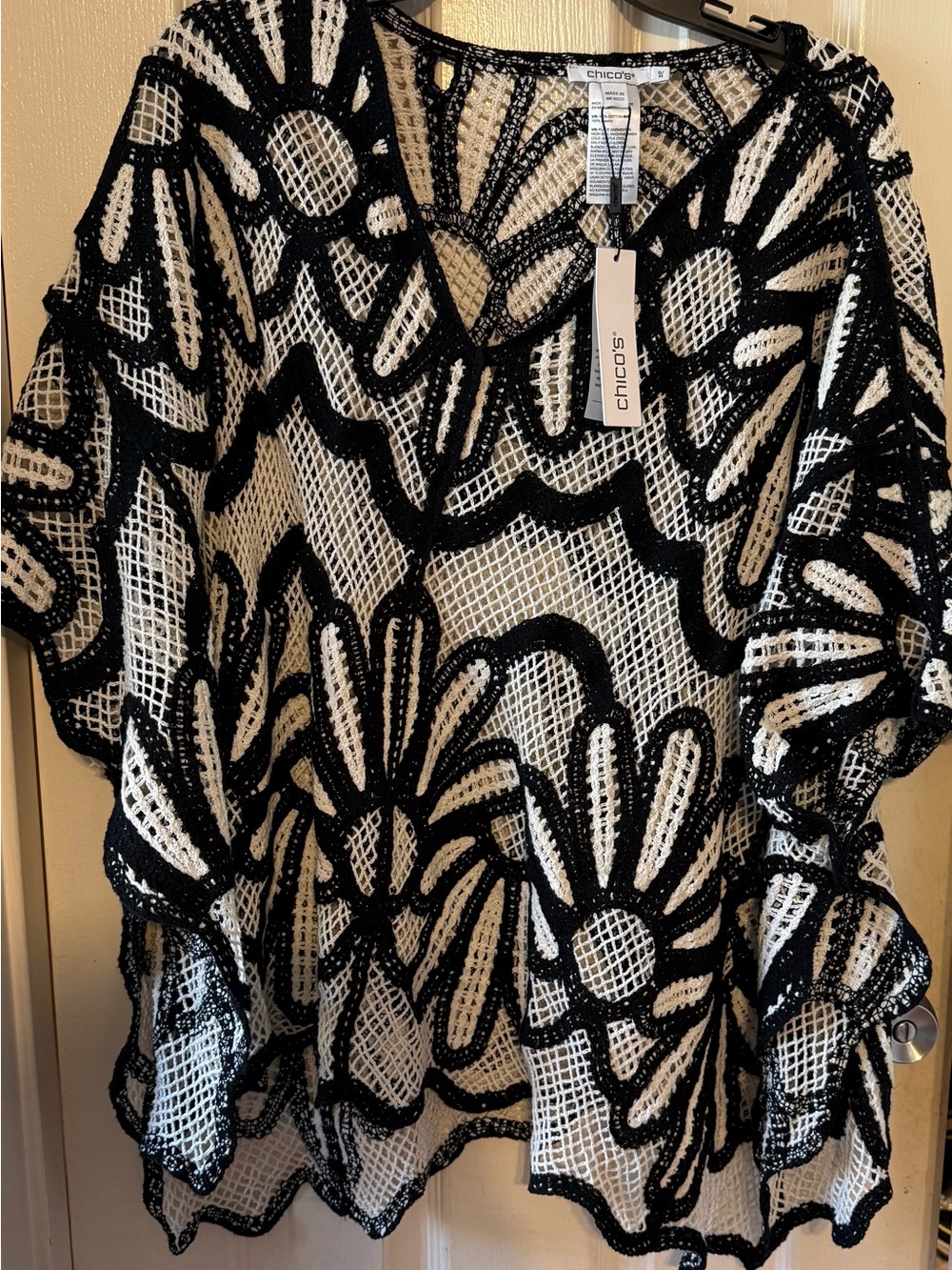 Chico’s Black/White Poncho 
New / With tags  
S/M